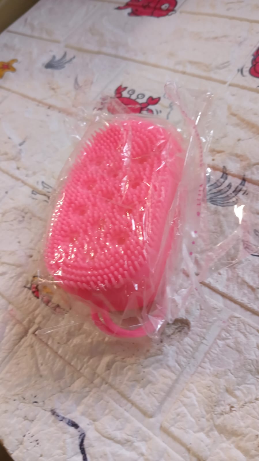 Flexible silicone body brush with dual textures for effective exfoliation and cleaning. Flexible silicone body brush with dual textures for effective exfoliation and cleaning.